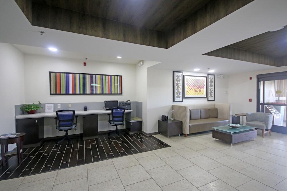 Holiday Inn Express Hotel & Suites Greensboro-East By Ihg Exterior photo