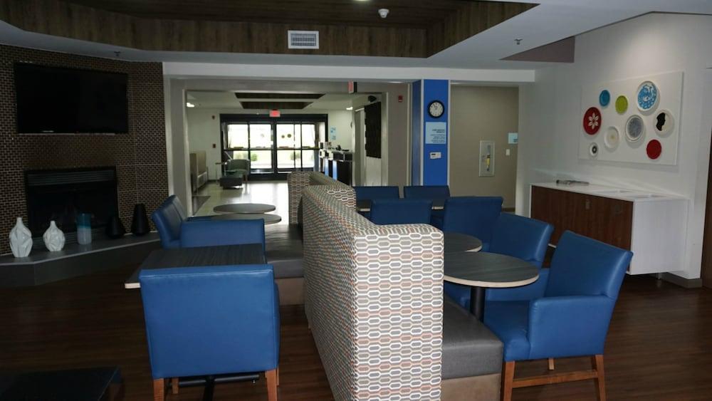 Holiday Inn Express Hotel & Suites Greensboro-East By Ihg Exterior photo