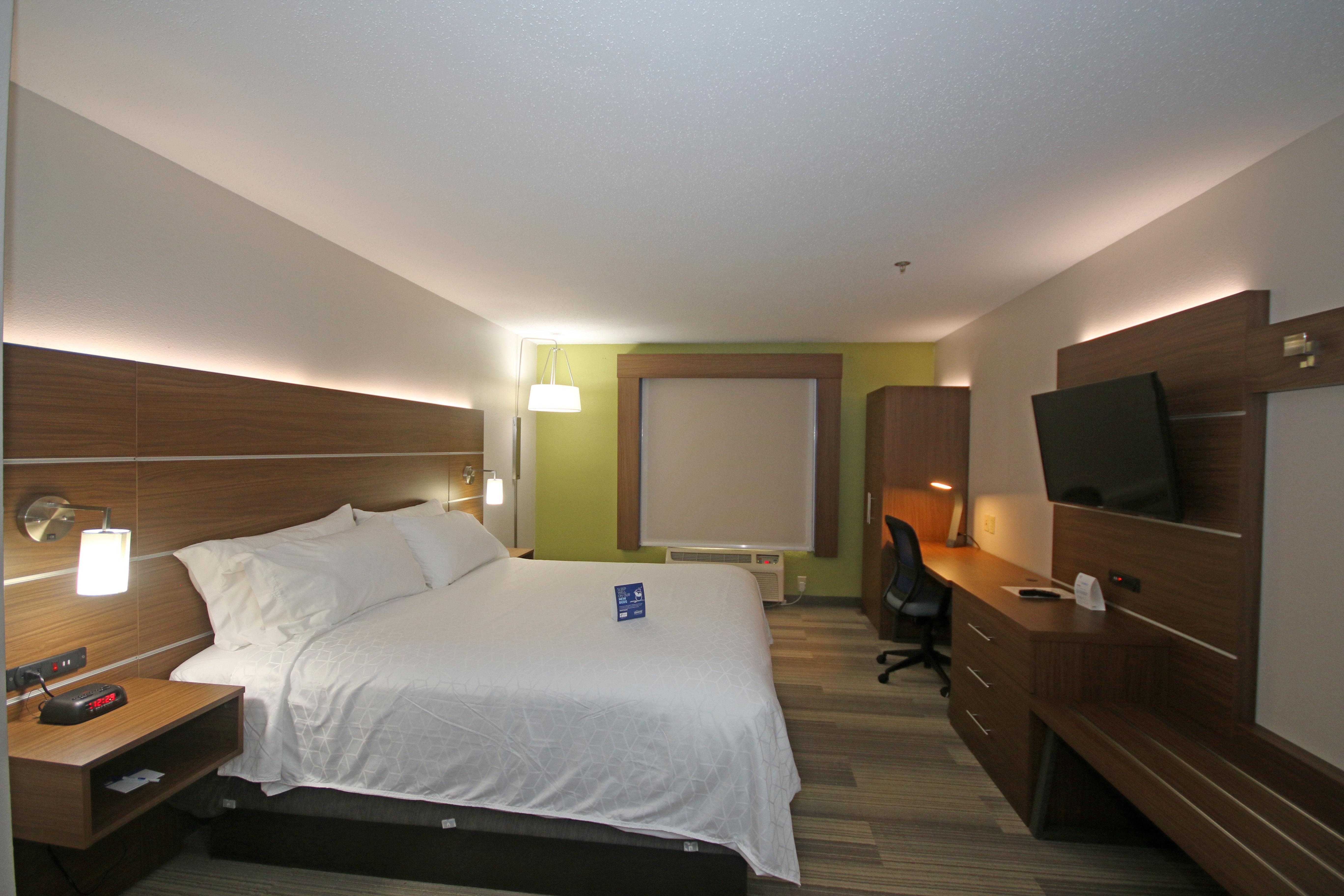 Holiday Inn Express Hotel & Suites Greensboro-East By Ihg Exterior photo