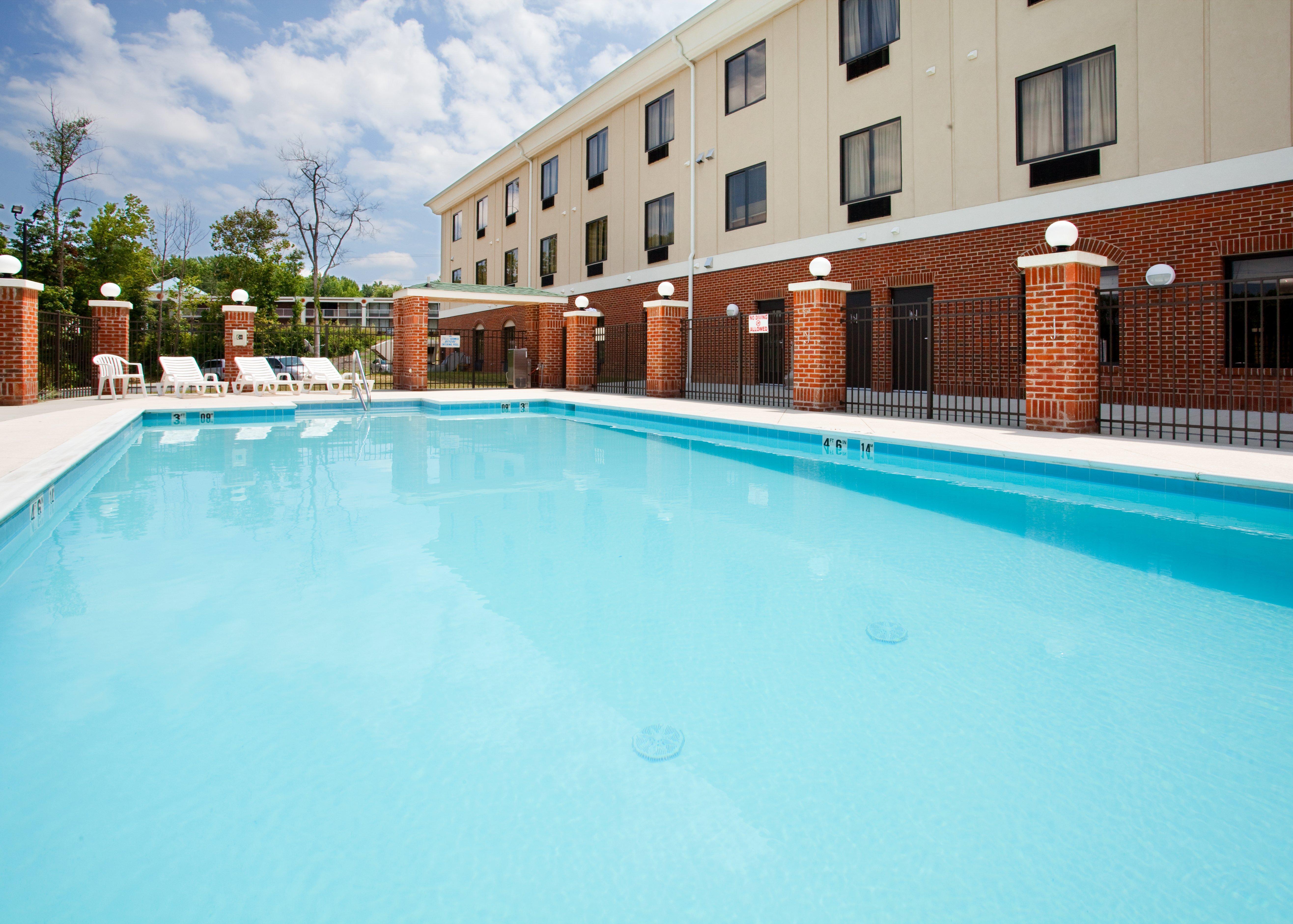 Holiday Inn Express Hotel & Suites Greensboro-East By Ihg Exterior photo