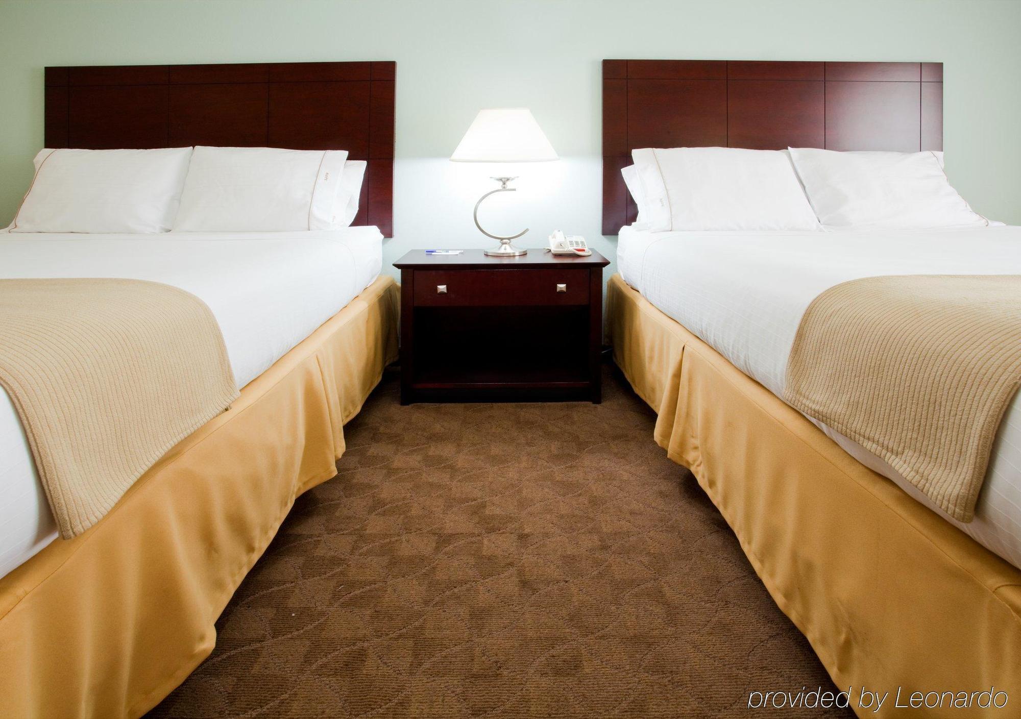 Holiday Inn Express Hotel & Suites Greensboro-East By Ihg Exterior photo