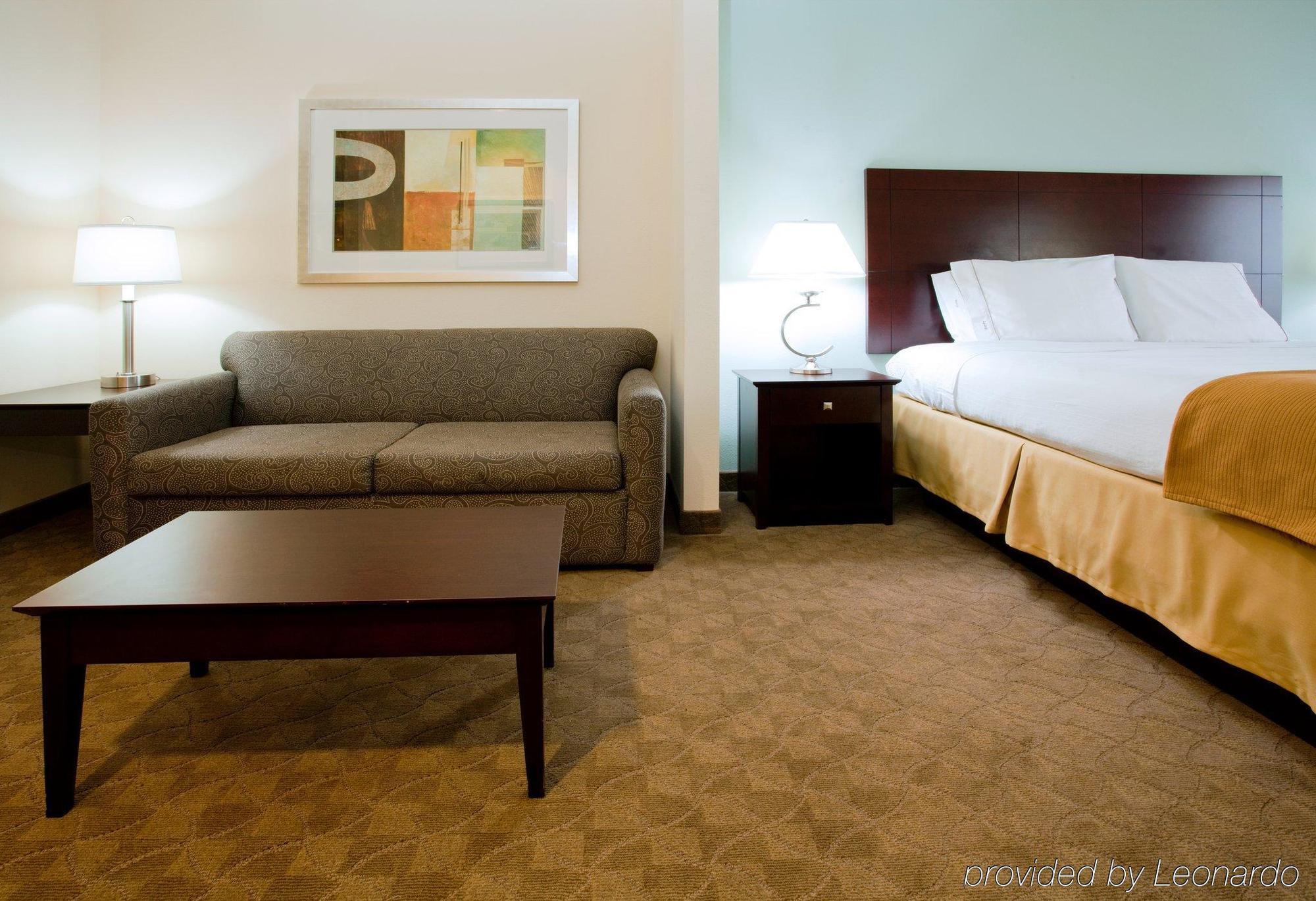 Holiday Inn Express Hotel & Suites Greensboro-East By Ihg Room photo