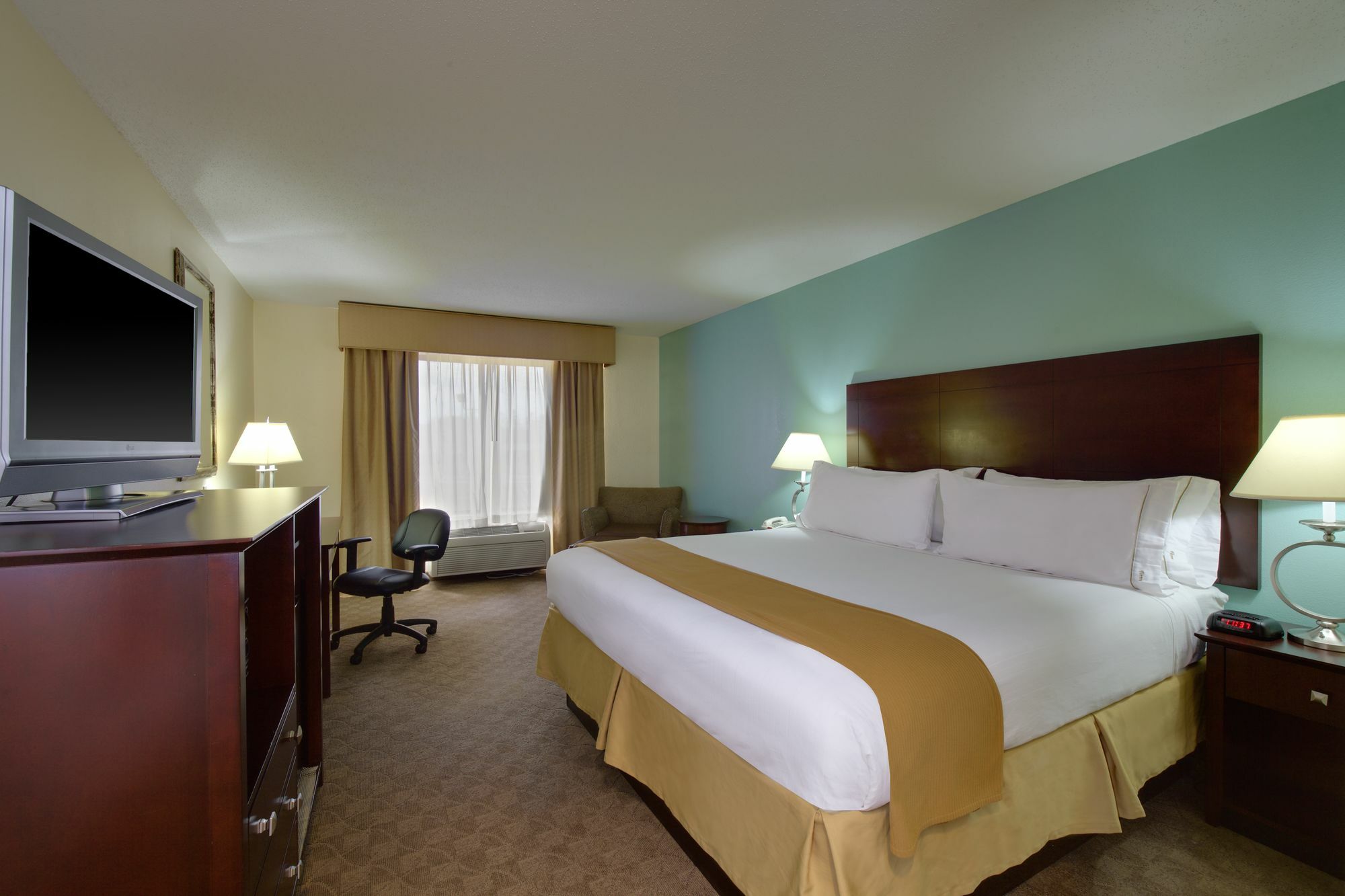 Holiday Inn Express Hotel & Suites Greensboro-East By Ihg Exterior photo