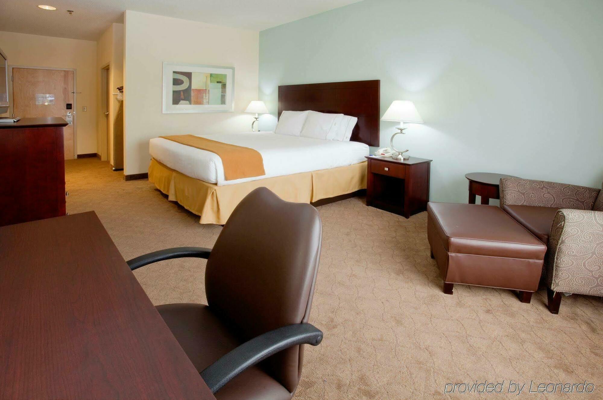 Holiday Inn Express Hotel & Suites Greensboro-East By Ihg Exterior photo